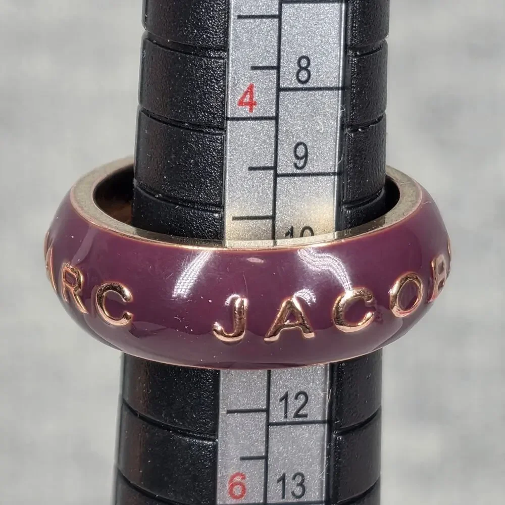 MARC BY MARC JACOBS RARE PURPLE ENAMEL GOLD TONE LOGO RING – SIZE 7